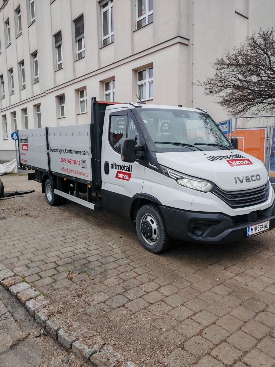 Transporter von Altmetall Tomas für die Schrottabholung