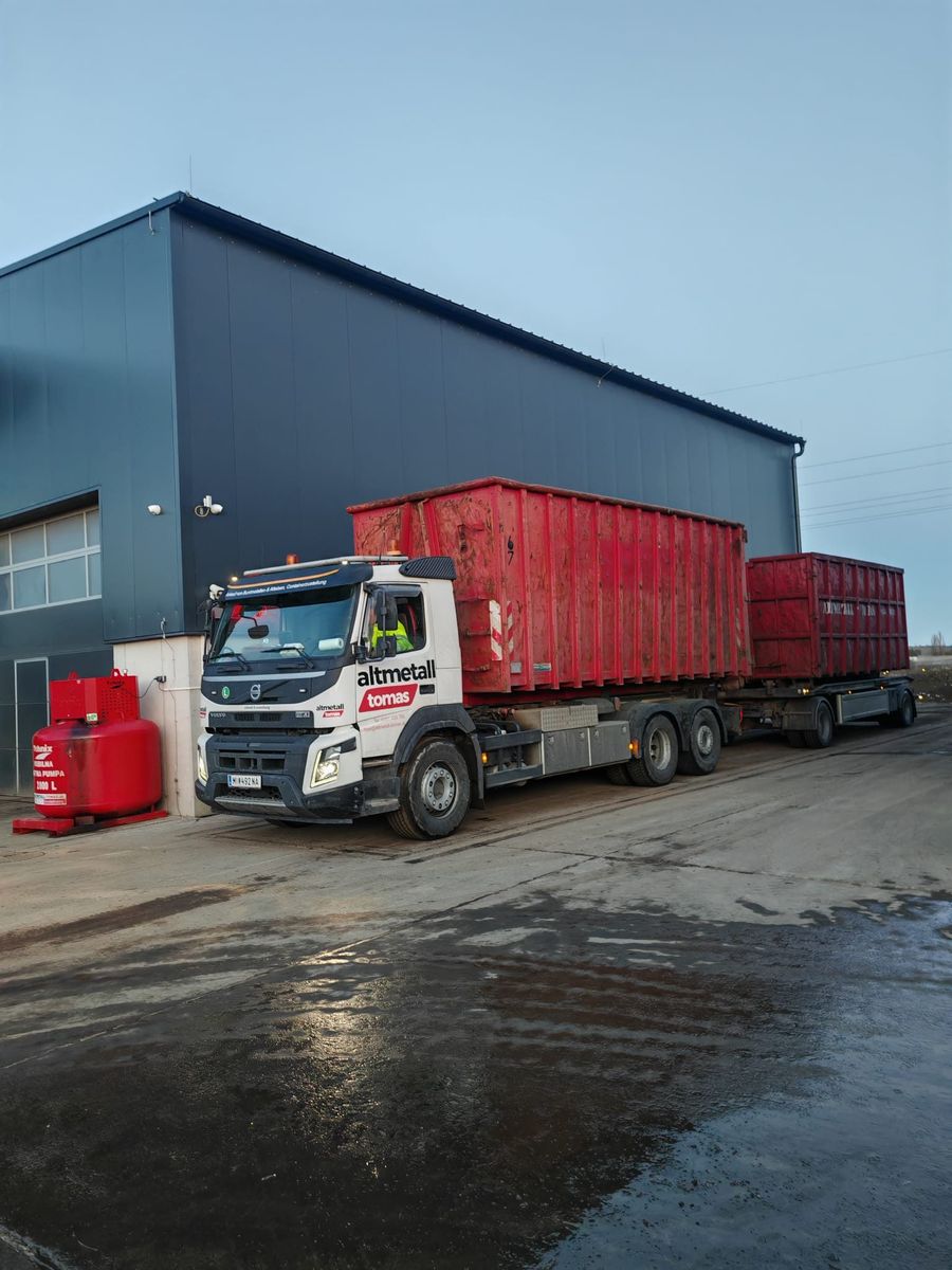 LKW mit Abrollcontainern von Altmetall Tomas